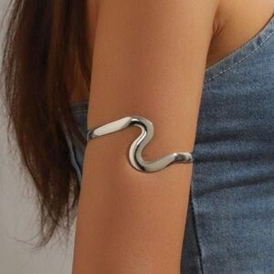 New Snake cuff bracelet 


fashion jewelry 

zinc alloy